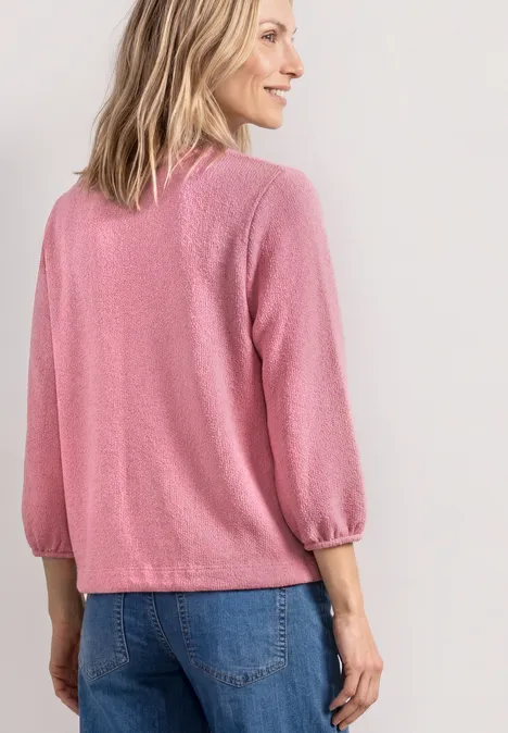 3/4-Arm Shirt mit Rundhals im Strick-Look blush berry mel. Rückansicht einer Person in rosa Pullover mit 3/4-Ärmeln und blauer Jeans vor hellem Hintergrund.