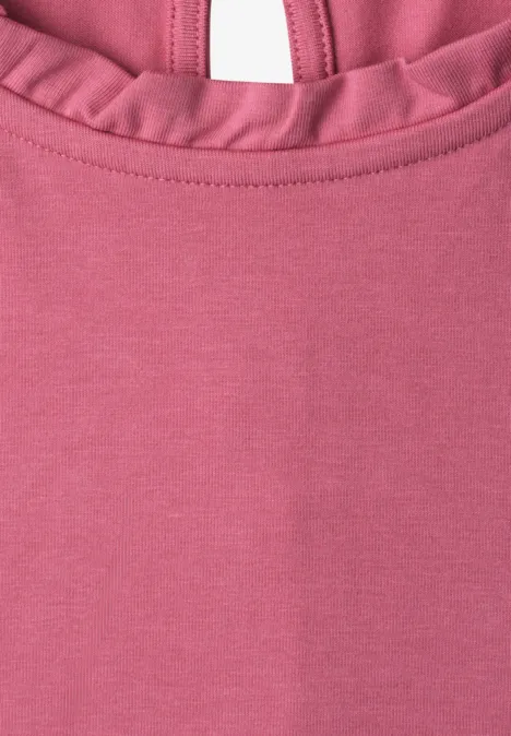 T-Shirt mit Rundhals und Rüschendetails blush berry Nahaufnahme eines rosa Oberteils mit Rüschen am Halsausschnitt.
