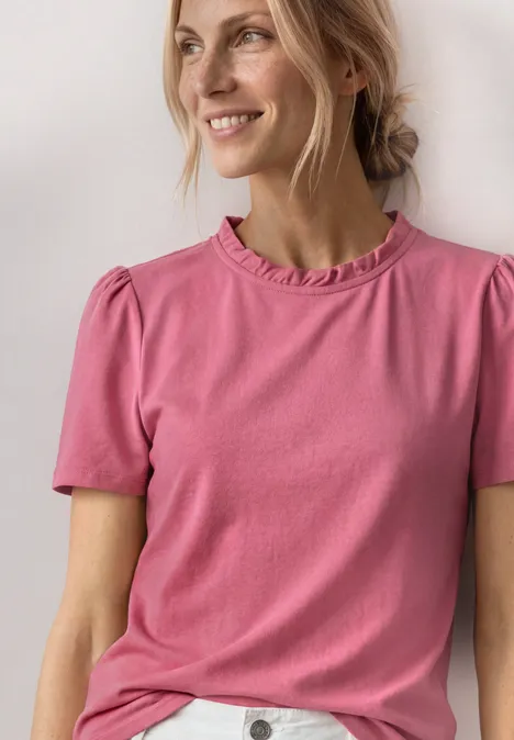 T-Shirt mit Rundhals und Rüschendetails blush berry Eine Person trägt ein hellrosa T-Shirt mit kurzen Ärmeln und Rüschen am Rundhalsausschnitt.