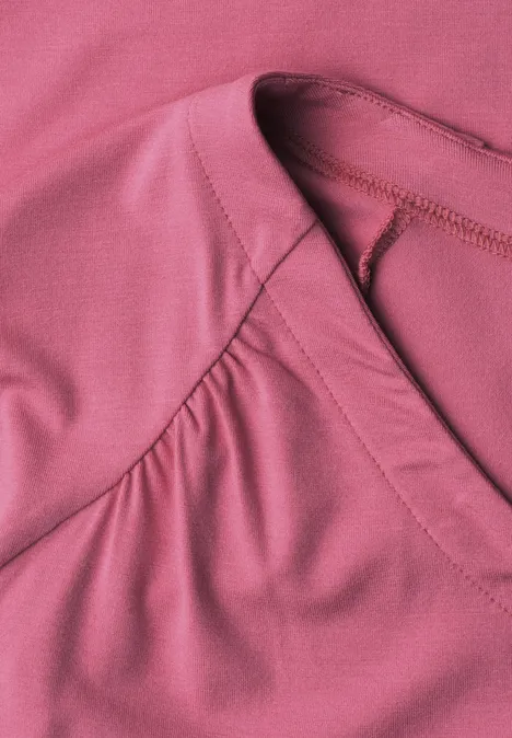 Dropped Shoulder Shirt mit Elastiksaum blush berry Nahaufnahme eines rosa Kleidungsstücks mit Falten und Nähten