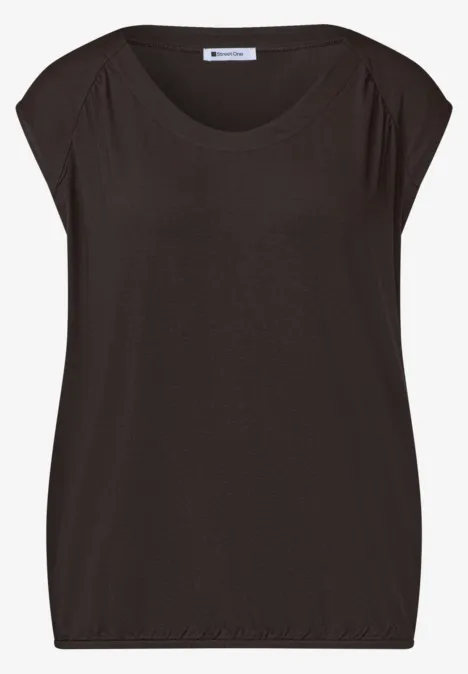 Zwart T-shirt met vleermuismouwen en ronde hals, losse pasvorm.
