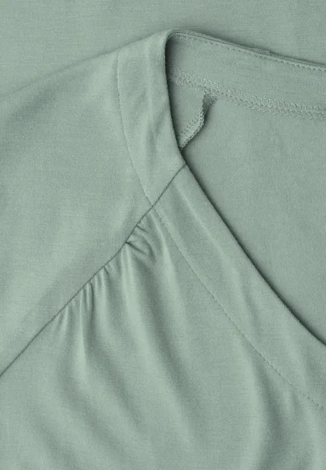 Dropped Shoulder Shirt mit Elastiksaum eucalyptus green Nahaufnahme eines mintgrünen T-Shirts mit V-Ausschnitt und sichtbarer Naht.