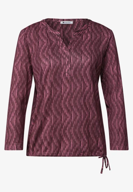 3/4-Arm Shirt mit Split Neck und Print blush berry Damenbluse in Burgundrot mit langen Ärmeln, V-Ausschnitt, seitlichem Tunnelzug und Zickzackmuster.