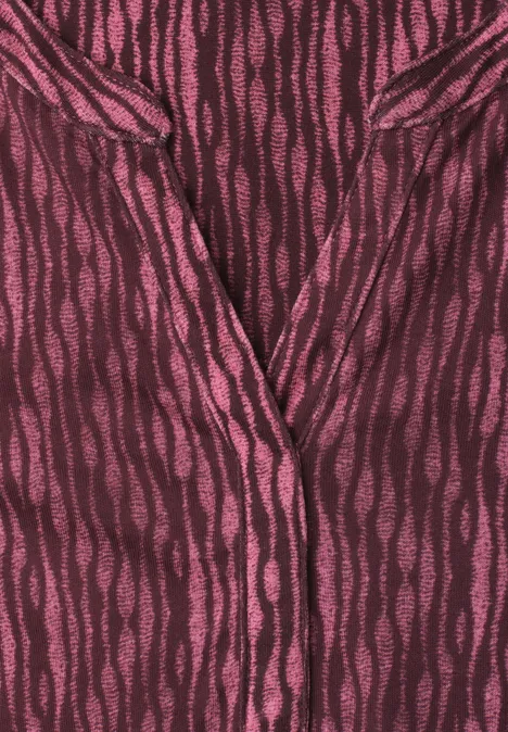 3/4-Arm Shirt mit Split Neck und Print blush berry Dunkelrotes Oberteil mit pinkfarbenen, unregelmäßigen Wellenstreifen und V-Ausschnitt.