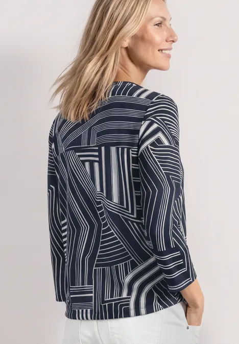 3/4-Arm Shirt mit Split Neck und Print darkest blue Drei-Viertel-Ansicht einer Frau mit blondem Haar in einer geometrisch gemusterten dunkelblauen Jacke.