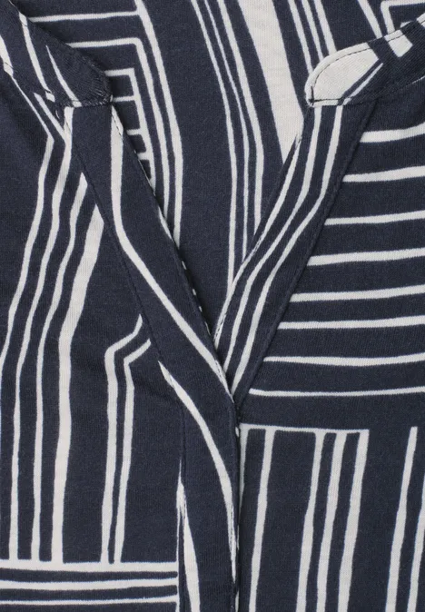 3/4-Arm Shirt mit Split Neck und Print darkest blue Dunkelblauer Stoff mit weißen, unregelmäßigen Streifen.