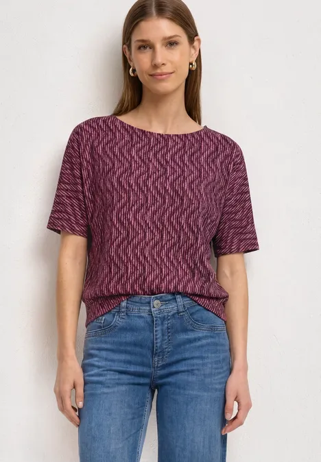 Shirt met boothals en elastische zoom blush berry Vrouw draagt paars t-shirt met golvend patroon en blauwe jeans.