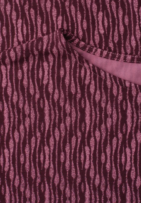 Shirt met boothals en elastische zoom blush berry Close-up van bordeauxrode stof met roze, golvende strepen en een zijvak.