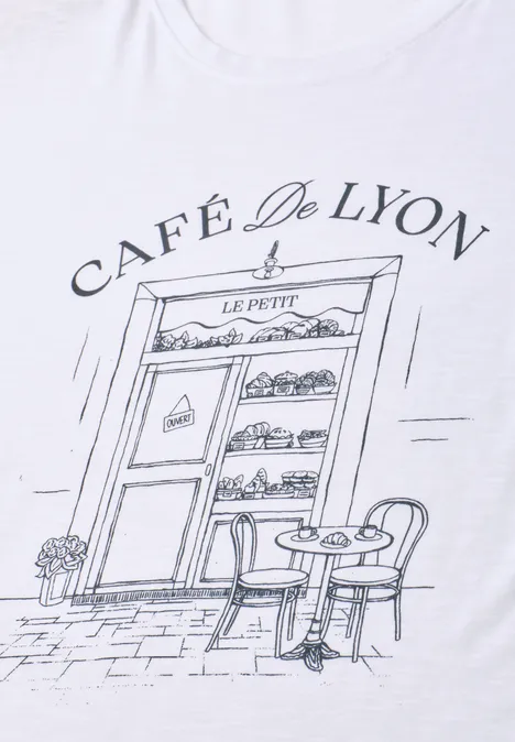 Façade de café 'Café De Lyon' stylisée, avec table et chaises en terrasse.