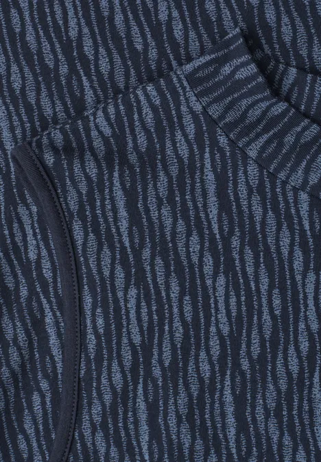 Top mit Turtle Neck und Print ashen blue Nahaufnahme eines dunkelblauen, gemusterten Stoffes mit wellenförmigen Linien und Reißverschluss.