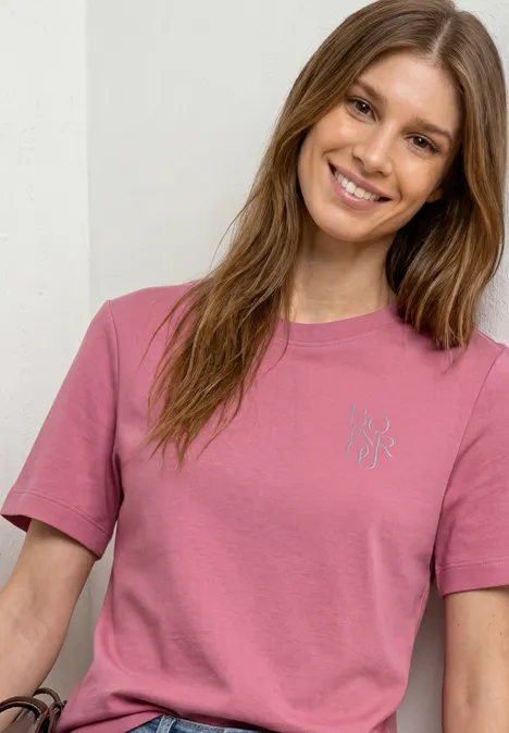T-Shirt mit Rundhals und Chestprint blush berry Eine lächelnde Frau trägt ein rosa T-Shirt.