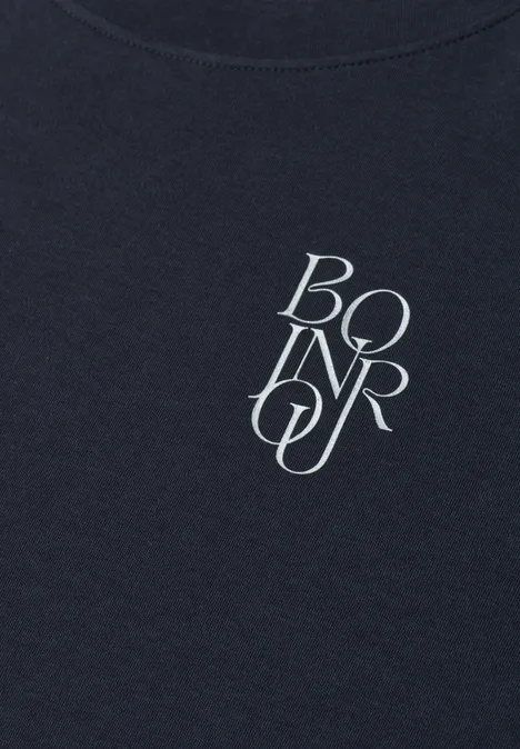 Dunkelblaues T-Shirt mit weißem Schriftzug 'BONJOUR' in verschlungenem Design.