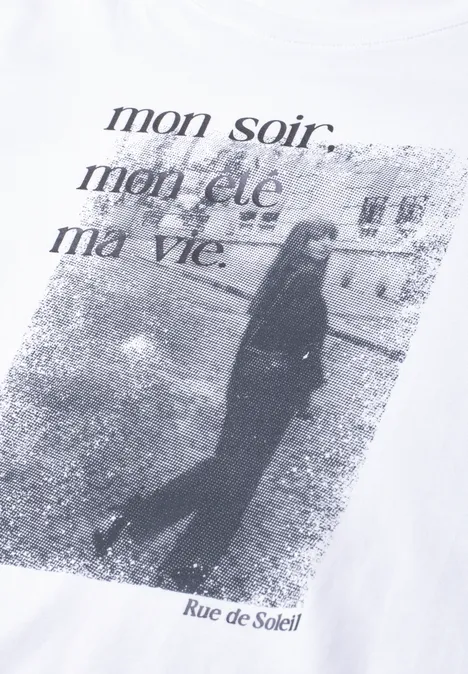 T-Shirt mit Rundhals und Fotoprint White Schwarz-weißer Print auf T-Shirt: Frau spaziert über Platz, darüber Text 'mon soir. mon été. ma vie.'