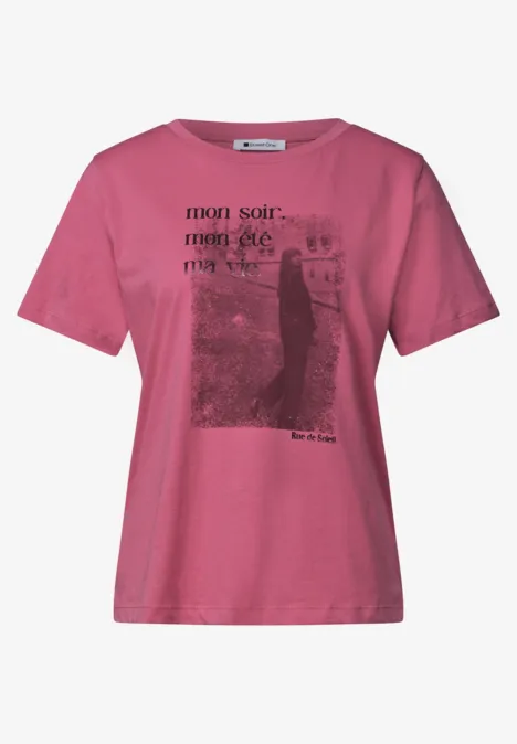 Ein pinkes T-Shirt mit schwarz-weißem Foto-Print und französischem Schriftzug.