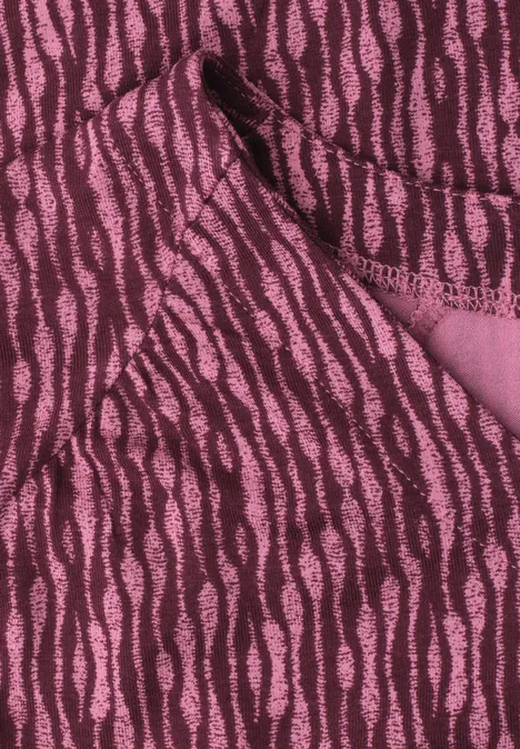 Shirt met afhangende schouders en elastische zoom blush berry Close-up van roze stof met donkerroze zebrapatroon en fijne textuur.
