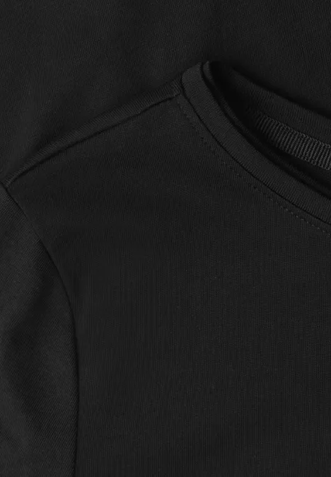 Basic Shirt met ronde hals in Unifarbe Black Close-up van een zwart sweatshirt/hoodie met zichtbare naden en een ronde hals.