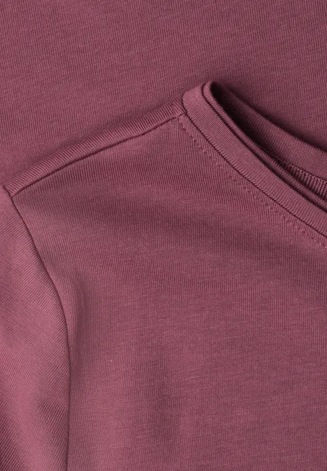 Basic Shirt met ronde hals in Unifarbe dark clouded blush Close-up van de halslijn van een bordeauxrood T-shirt van zachte stof