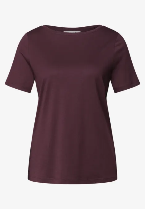 Basic Shirt met ronde hals in Unifarbe rustic rouge Effen bordeauxrood T-shirt met korte mouwen, minimalistisch, op witte achtergrond.
