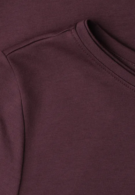 Basic Shirt met ronde hals in Unifarbe rustic rouge Close-up van een bordeauxrode T-shirt met ronde hals en ingezette mouw.