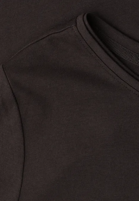Basic T-Shirt mit Rundhals in Unifarbe black coffee Nahaufnahme eines schwarzen T-Shirts aus Baumwolle.