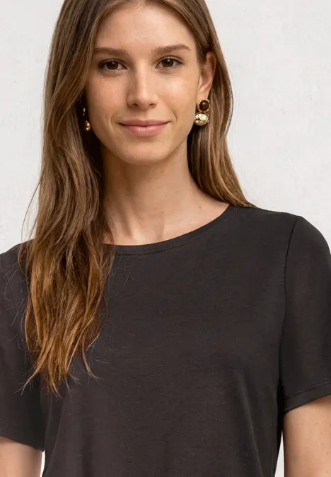 Basic T-Shirt mit Rundhals in Unifarbe black coffee Junge Frau mit langem Haar trägt ein schlichtes dunkelgraues T-Shirt.