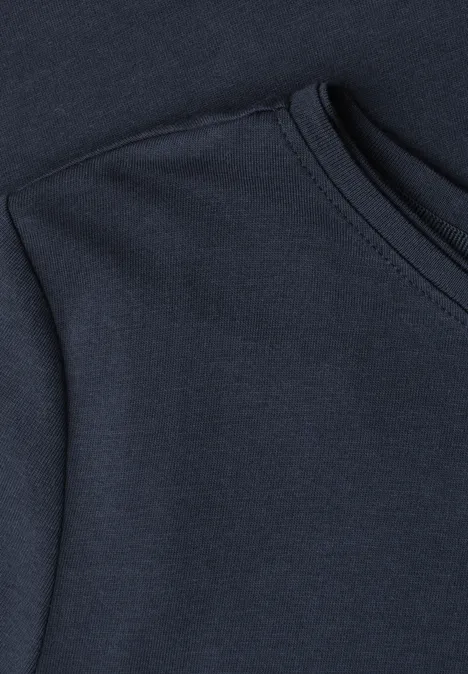 Basic T-Shirt mit Rundhals in Unifarbe darkest blue Nahaufnahme eines dunkelblauen T-Shirts mit sichtbarer Schulterpartie und Rundhalsausschnitt.