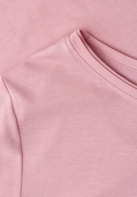 Basic T-Shirt mit Rundhals in Unifarbe vintage blush Nahaufnahme eines rosa T-Shirts aus weichem Stoff mit Rundhalsausschnitt.