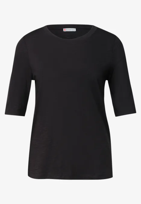 Schwarzes Halbarm-Shirt mit rundem Ausschnitt, schlichtes, eng anliegendes Damenoberteil.
