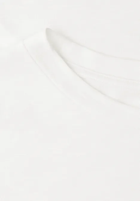 Basic T-Shirt mit Rundhals in Unifarbe off white Nahaufnahme eines weißen T-Shirts mit Rundhalsausschnitt und feiner Stoffstruktur.