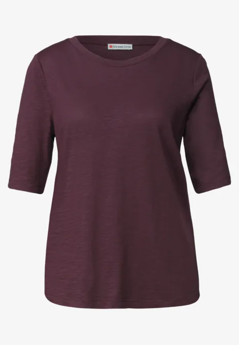 Ein schlichtes, weinrotes T-Shirt mit halblangen Ärmeln und Rundhalsausschnitt.