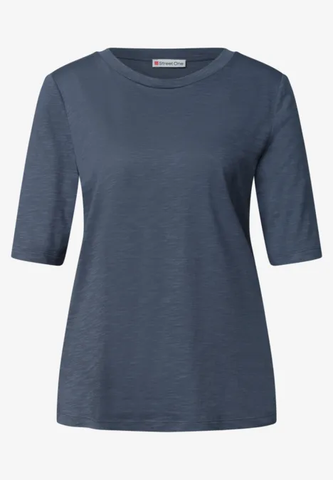 Ein schlichtes, dunkelblaues Damen-T-Shirt mit halblangen Ärmeln aus leicht strukturiertem Stoff.