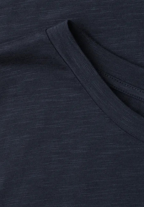 Nahaufnahme eines dunkelblauen T-Shirts mit Rundhalsausschnitt und feiner Stoffstruktur.