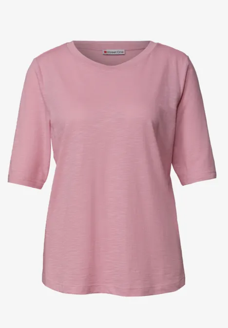 Roze T-shirt met halflange mouwen en ronde hals.