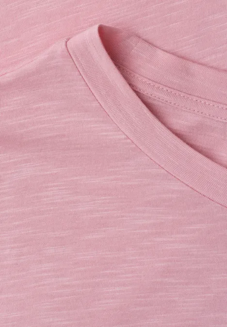 Close-up van een roze gemêleerd t-shirt met ronde hals.