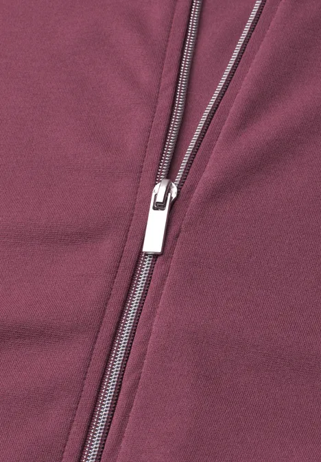 Langarm Jacke im verkürzten Schnitt dark clouded blush Nahaufnahme eines silbernen Reißverschlusses an burgunderfarbenem Stoff