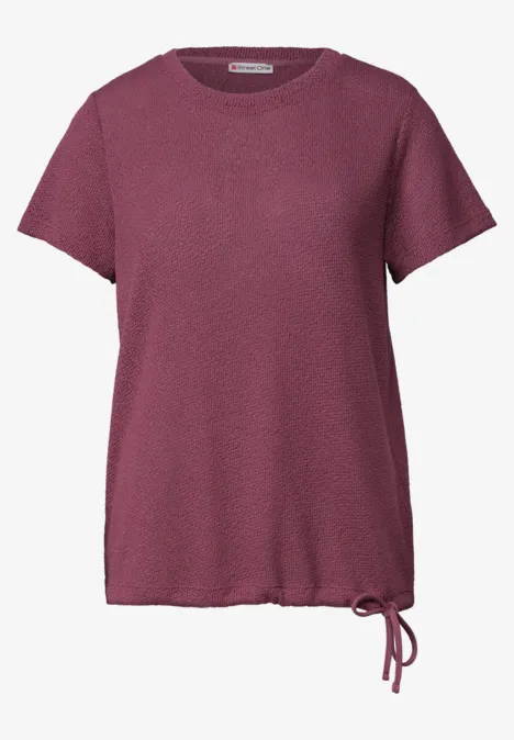 Dames T-shirt in bordeauxrood met ronde hals, korte mouwen en zijdelingse koordsluiting.