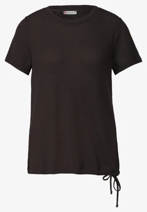 zwart T-shirt met korte mouwen en zijsnoer aan de zoom
