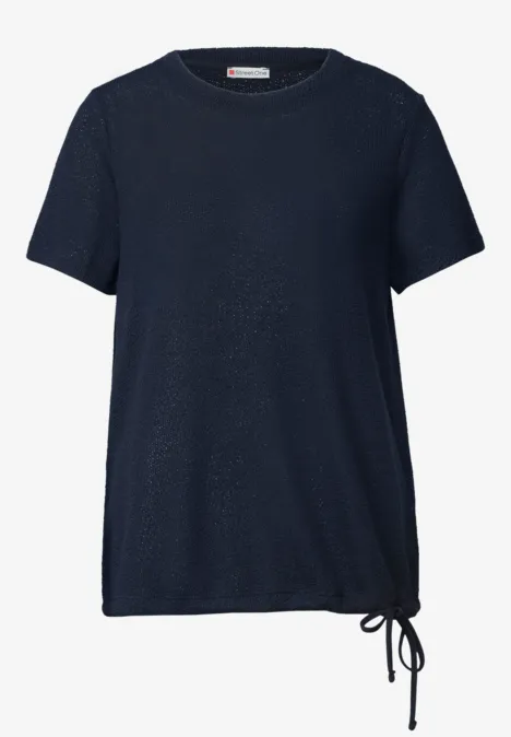 Donkerblauw T-shirt met korte mouwen en een zijsstrik aan de zoom.