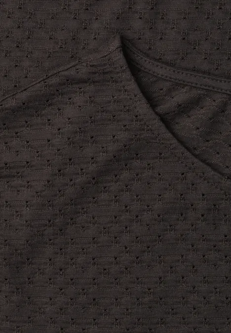 Czarny t-shirt w serek z subtelnym wzorem kropek i przewiewnym materiałem.