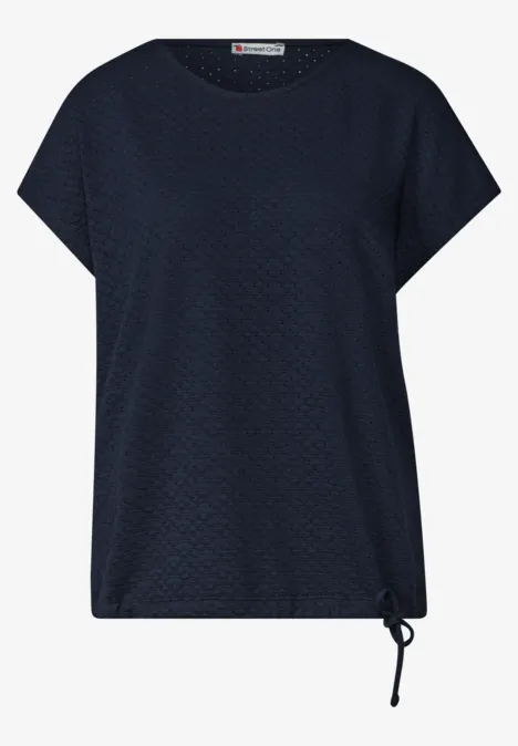 Granatowy T-shirt z subtelnym rombowym wzorem, krótkimi rękawami i troczkiem po boku.