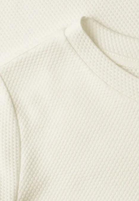 T-Shirt mit Rundhals und Struktur off white Nahaufnahme eines weißen Shirts mit feiner Wabenstruktur im Stoff.