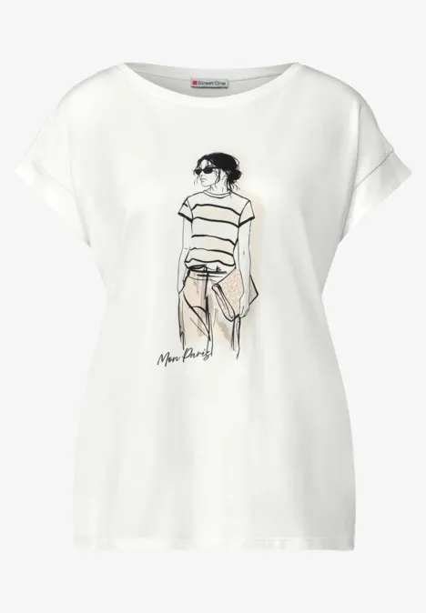 Wit T-shirt met modieuze schets van een vrouw in gestreept hemd, zonnebril en nonchalante houding.