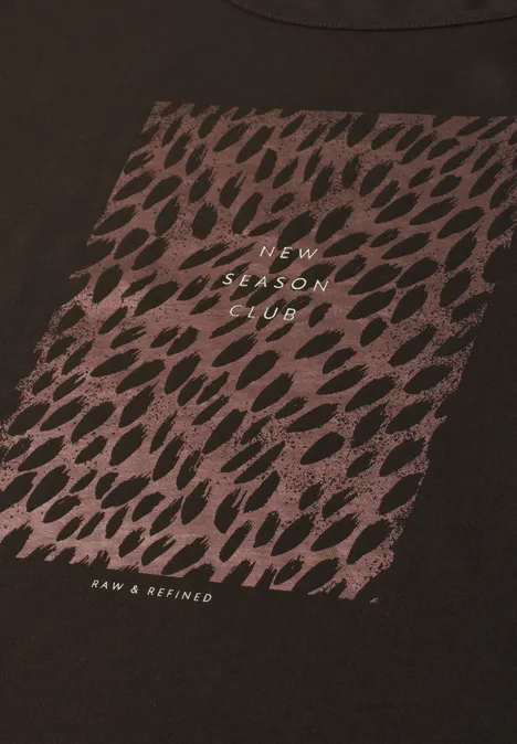 T-Shirt mit Rundhals und Foliendetails black coffee Schwarzes T-Shirt mit quadratischem, roségoldenem Leoparden-Print und den Schriftzügen “NEWW SEASON CLUB” und “RAW & REFINED”.