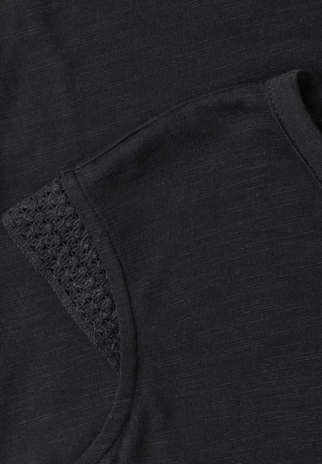 Zwart T-shirt met subtiel gehaakt detail op de schouder.