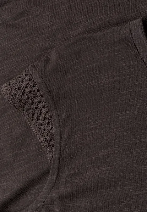 Shirt met afhangende schouders en gehaakte details black coffee Donkerbruin shirt met gehaakt inzetstuk op de schouder en licht gemêleerde stof.