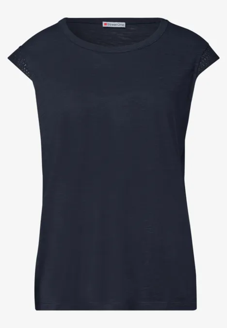 Donkerblauw damesshirt met cap sleeves, ronde hals en een eenvoudig, minimalistisch ontwerp.
