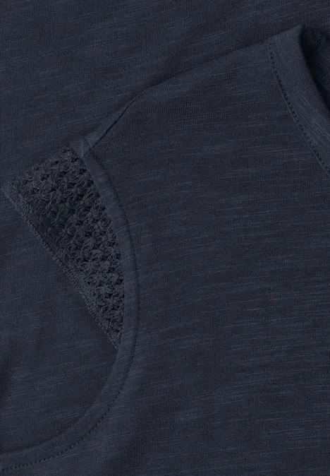 Donkerblauw shirt met fijn ajourdetail onder de mouw.