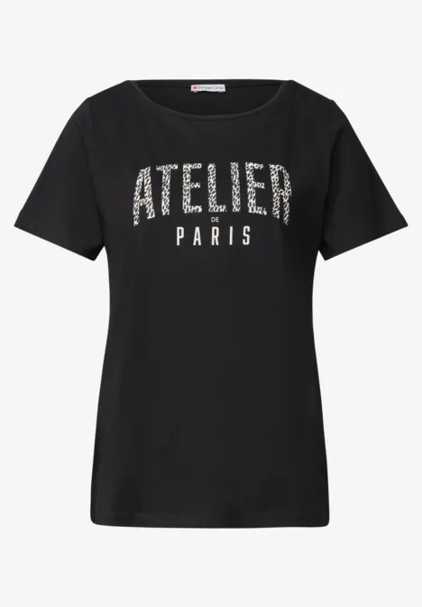 Zwart T-shirt met ronde hals en korte mouwen, met witte 'ATELIER PARIS' opdruk in vintage look.