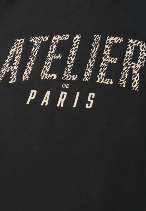 Zwart T-shirt met witte tekst 'ATELIER de PARIS' in grote letters.