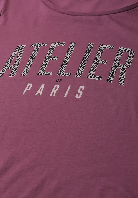 Shirt met ronde hals en opdruk op de voorkant dark clouded blush Magenta T-shirt met 'ATELIER' in luipaardprint en 'PARIS' in eenvoudige letters.